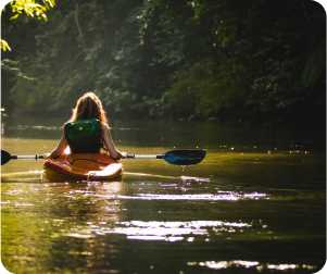 mężczyzna płynie kajakiem